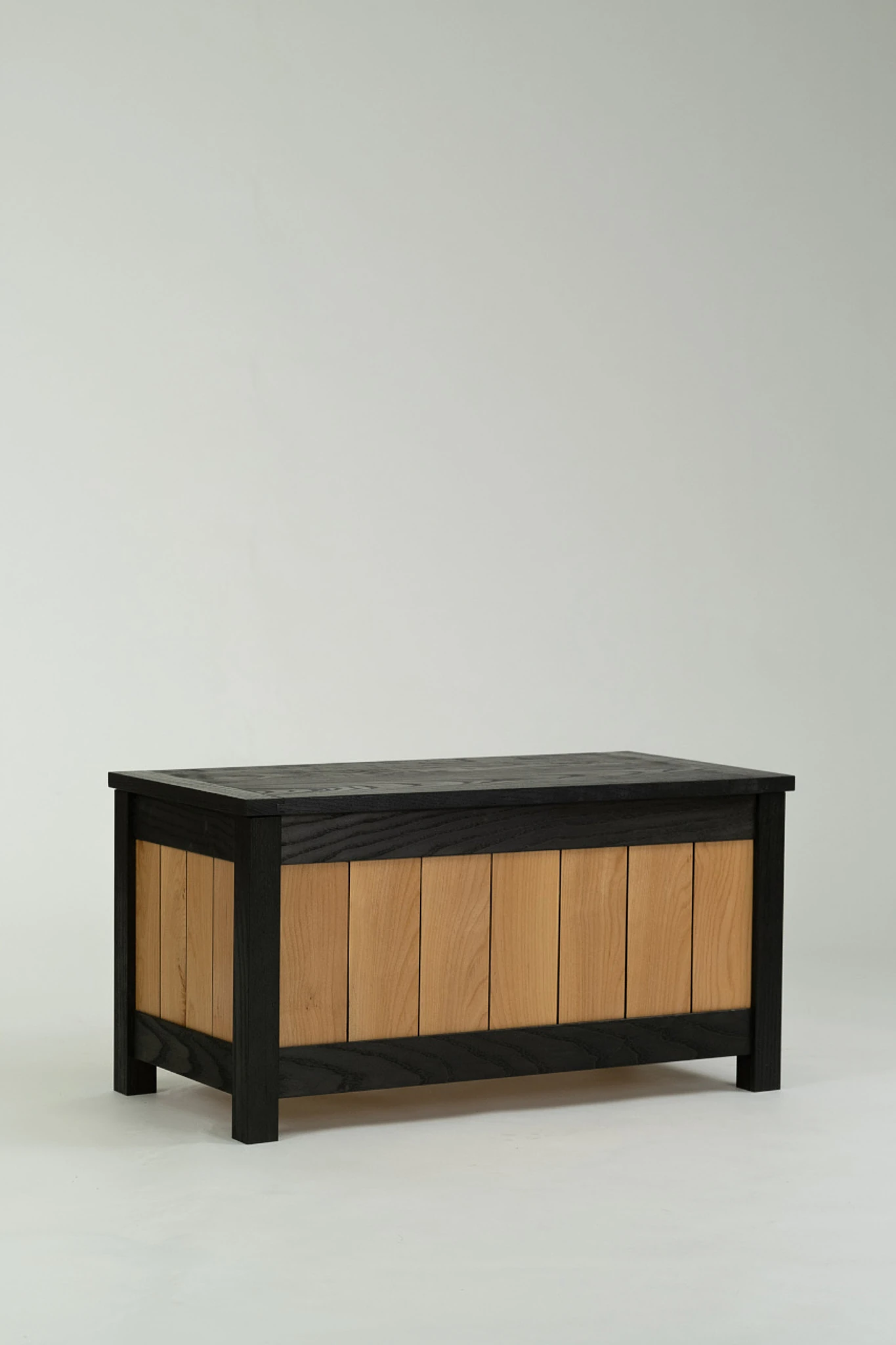 Blanket chest with grained panels